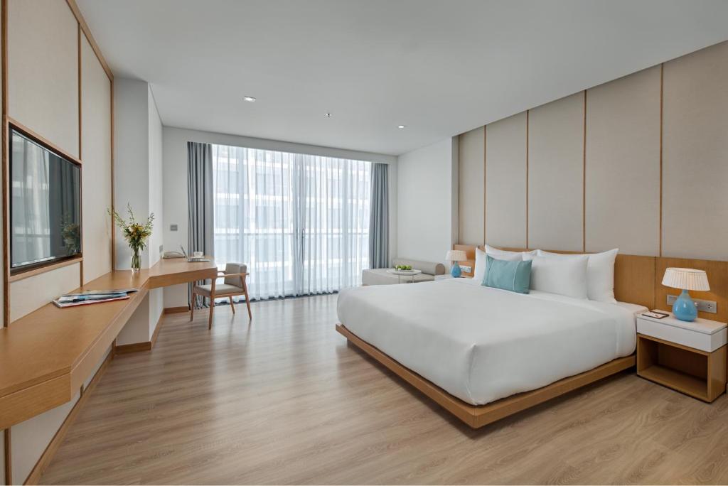 Premier Double Room with Partial Sea View with Balcony