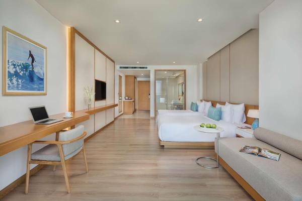Premier Twin Room with Partial Sea View and Balcony
