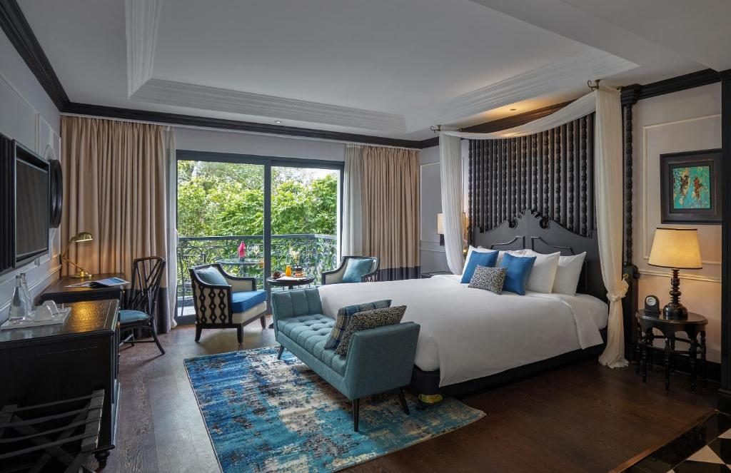 King Suite with Balcony – Free 1 drink