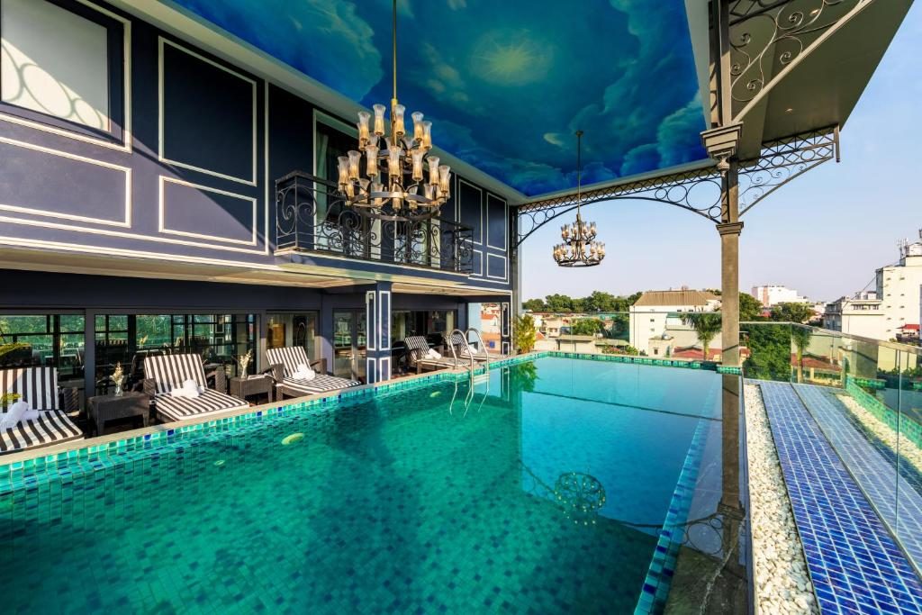 Suite with Pool View – Free 1 drink
