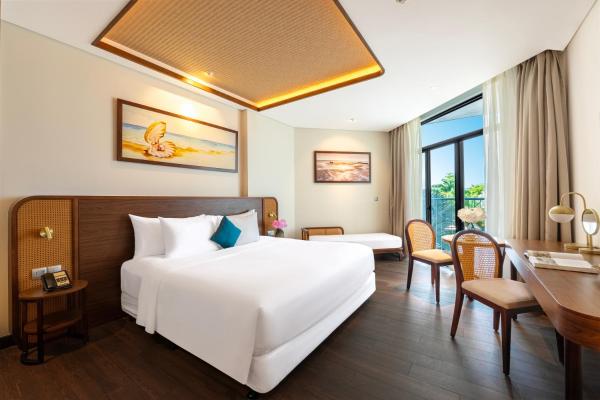 Phòng Deluxe có Giường cỡ King và ban công nhìn ra hồ bơi