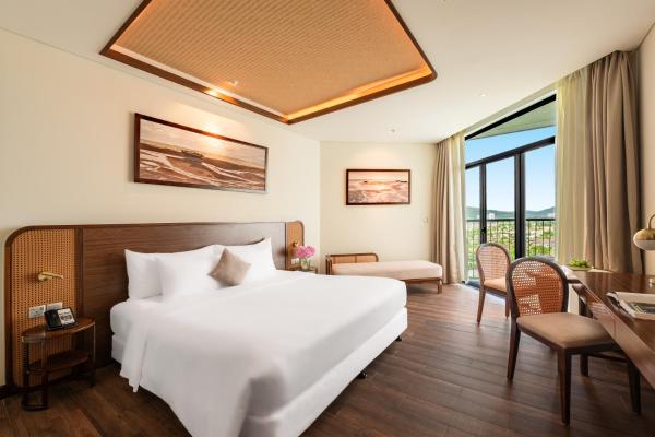 Premier King Room with Balcony and Partial Sea View