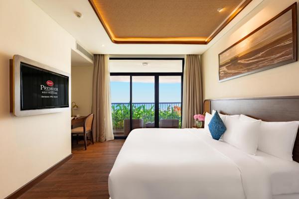 One-Bedroom Executive King Room with Balcony and Sea View