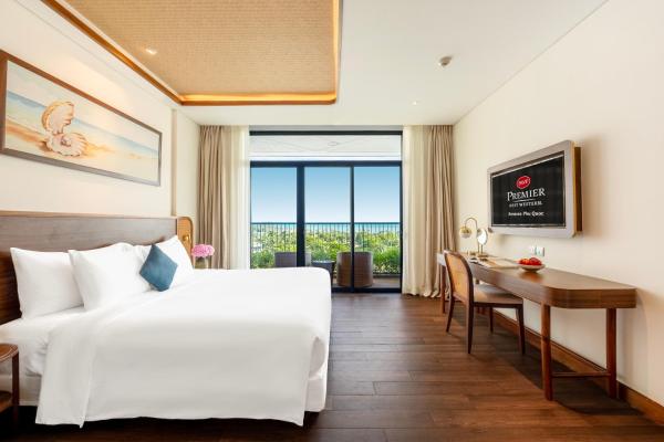 Three-Bedroom Executive King Suite with One Queen and Twin Single Beds and Sea View