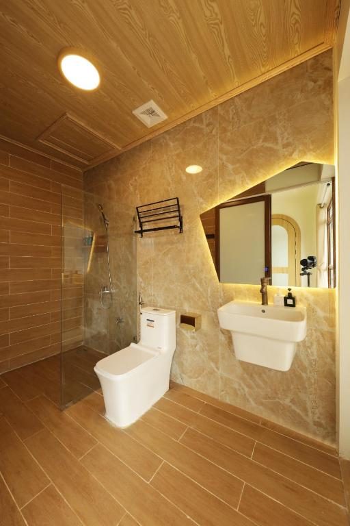 Phòng có giường cỡ King nhìn ra cảnh núi non