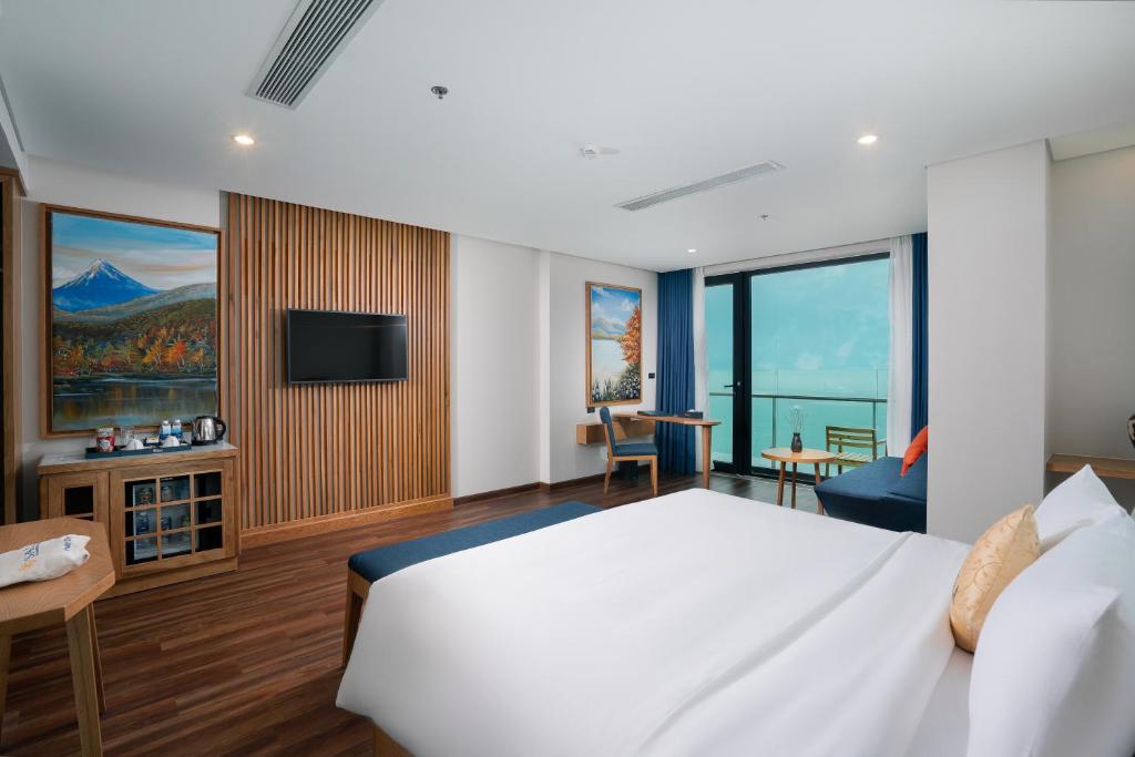 Special Offer – Junior Suite with Balcony and Partial Sea View