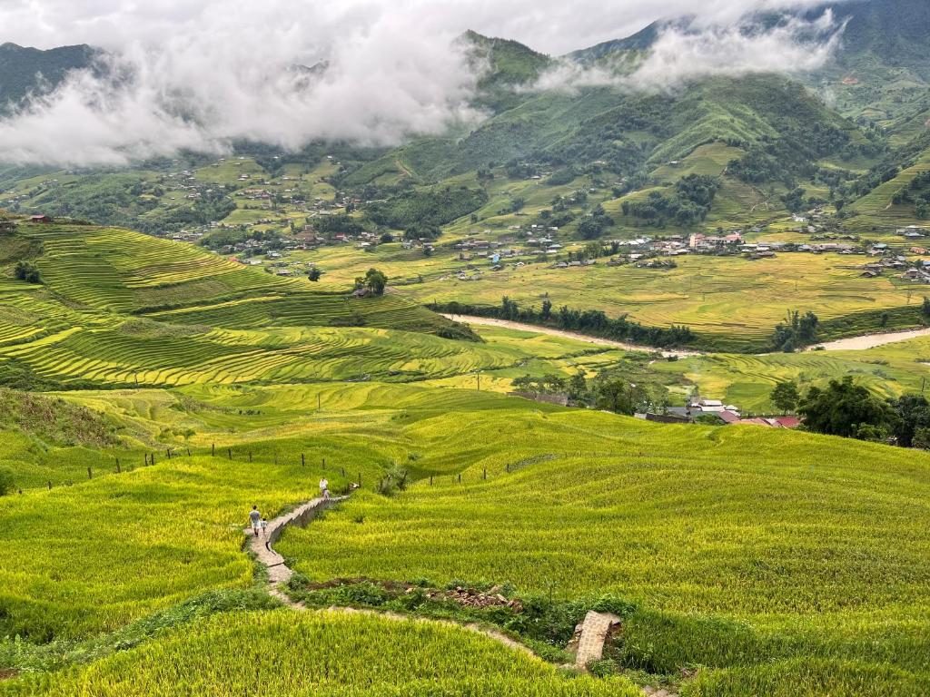 Phòng Deluxe Giường Đôi Nhìn Ra Núi