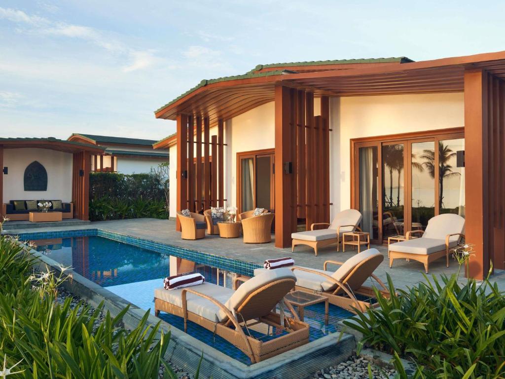 One-Bedroom Pool Villa – Beachfront