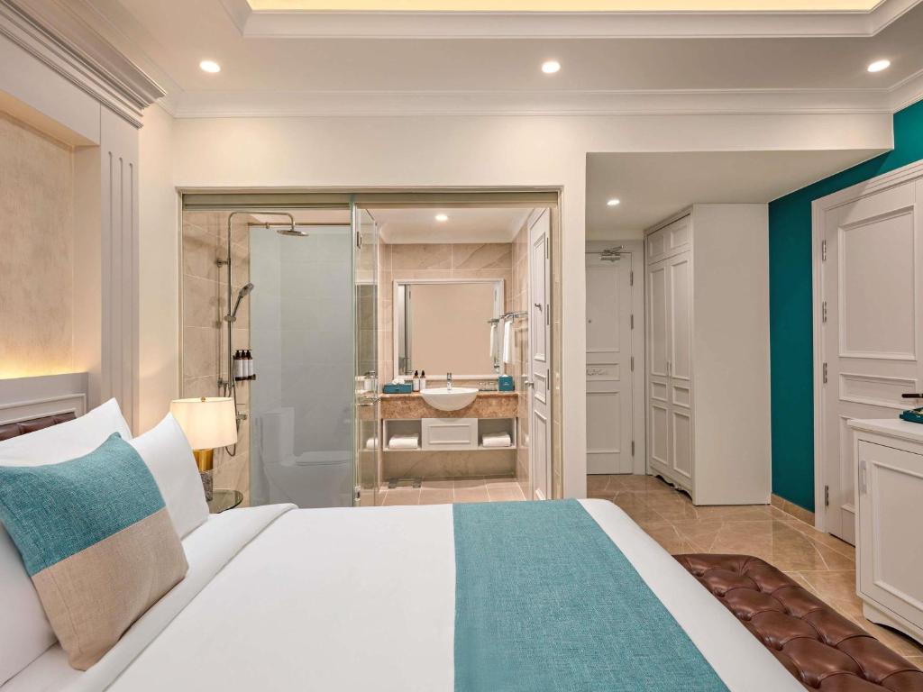 Classic Superior Family Room with One Double Bed and Two Single Beds