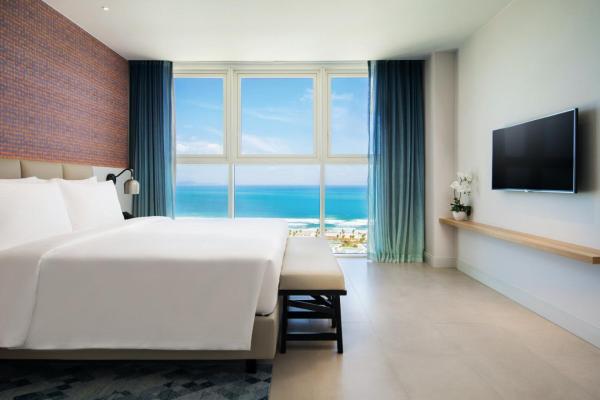 2 Bedroom Suite with Terrace Panoramic Ocean View – 1 King & 1 Twin