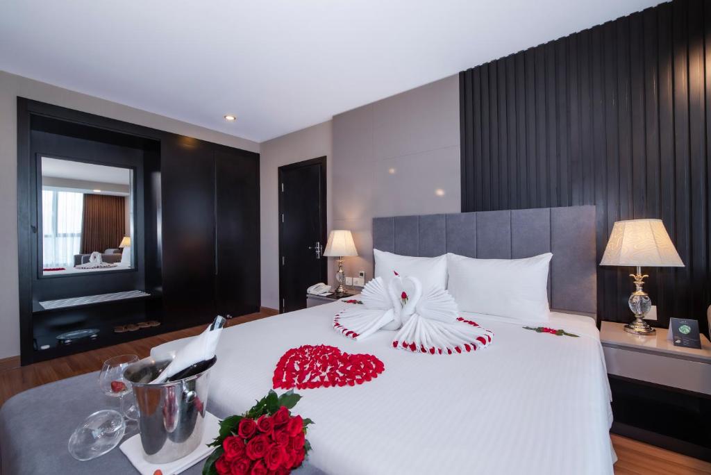 Executive Panoramic River View Suite Room with Jacuzzi Bathtub