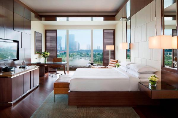 Executive King Room, Executive lounge access, 1 King, Lake View
