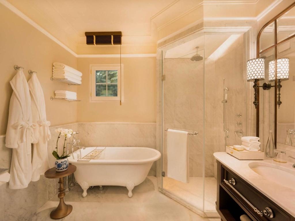 Heritage Wing Charlie Chaplin Suite with King Beds – Metropole Privileges and Benefits