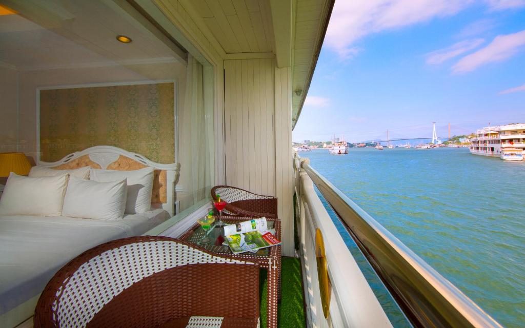 Suite Senior với Ban công Riêng – 2 Ngày 1 Đêm