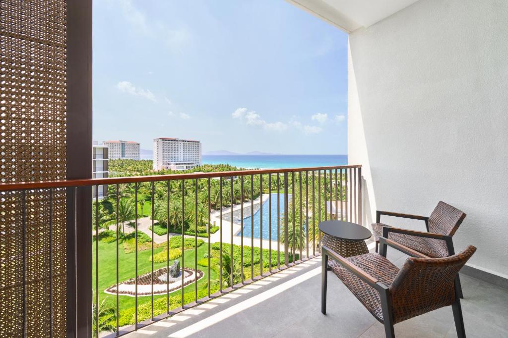 Deluxe Sea View with King Bed and Balcony