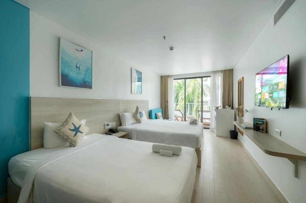 Triple Room with One Queen Bed, One Single Bed and City View