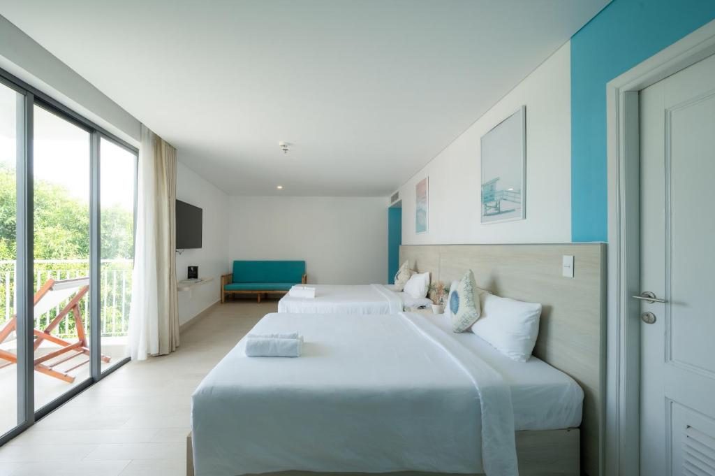 Quadruple Room with Two Queen Beds and City View