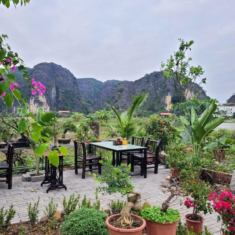 Phòng có giường cỡ King nhìn ra cảnh núi non