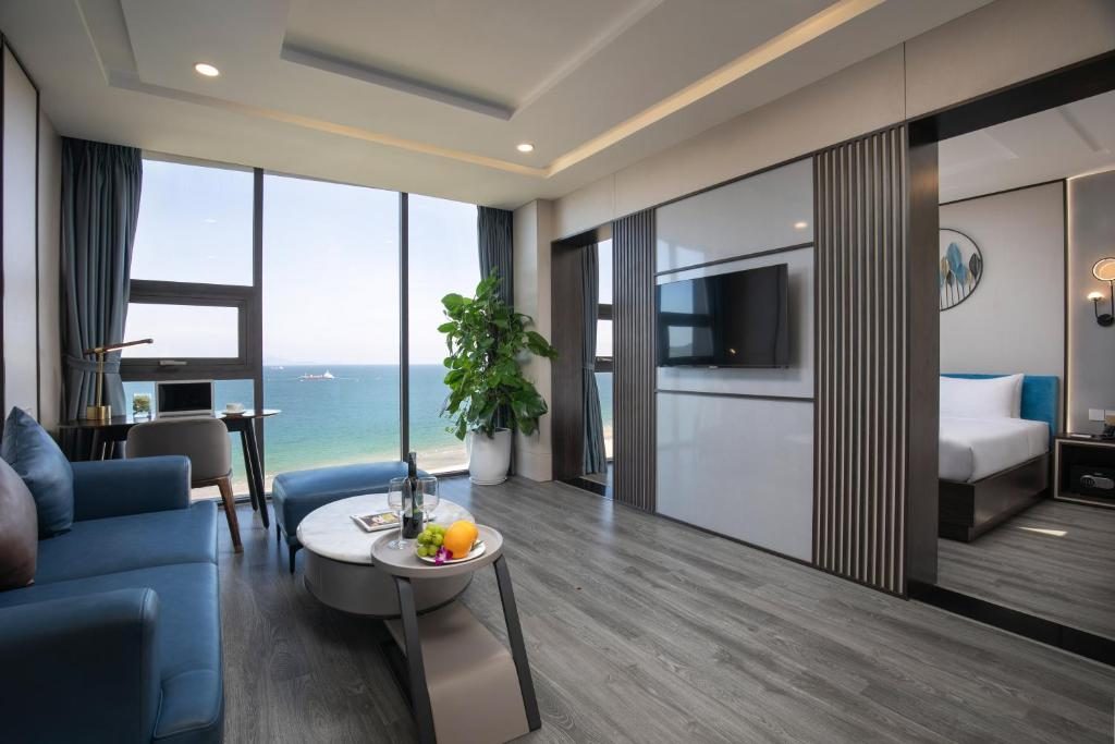 Grand Suite Room with Oceanfront and Bathtub
