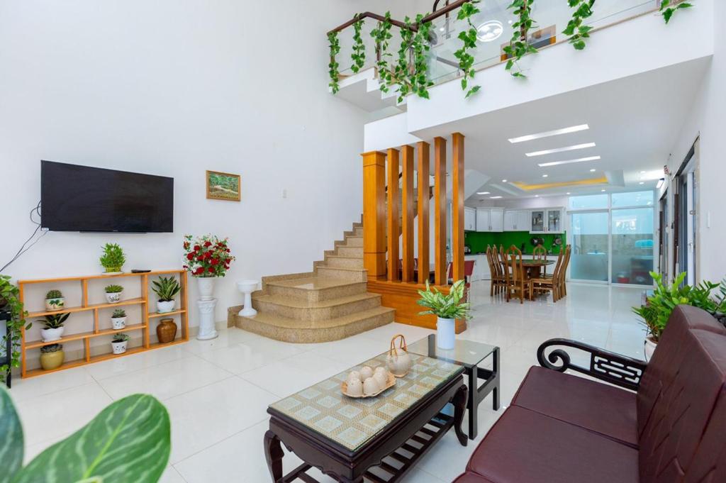 Villa 17 Văn Cao – Sân Vườn Gần Biển Bãi Sau
