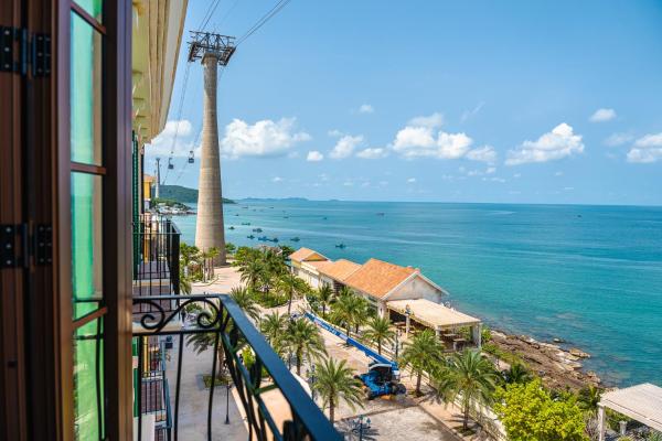 Riva, Ocean View, 1 King Bed with Balcony