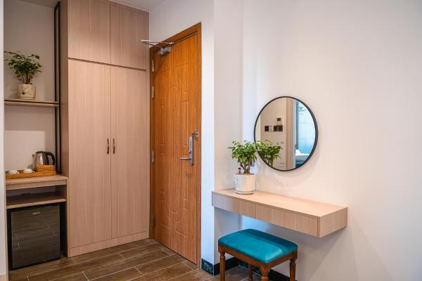 Renata, City View, 2 Twin Beds with Window